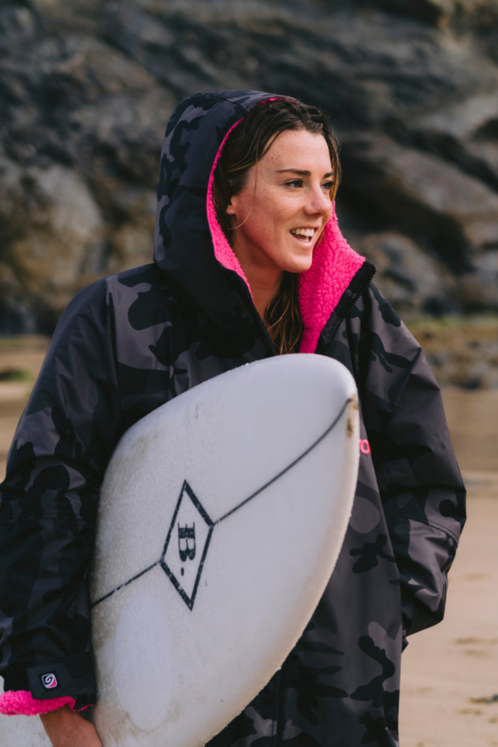 Dryrobe Advance Adult Long Sleeve Changing Robe Black Camo/Pink