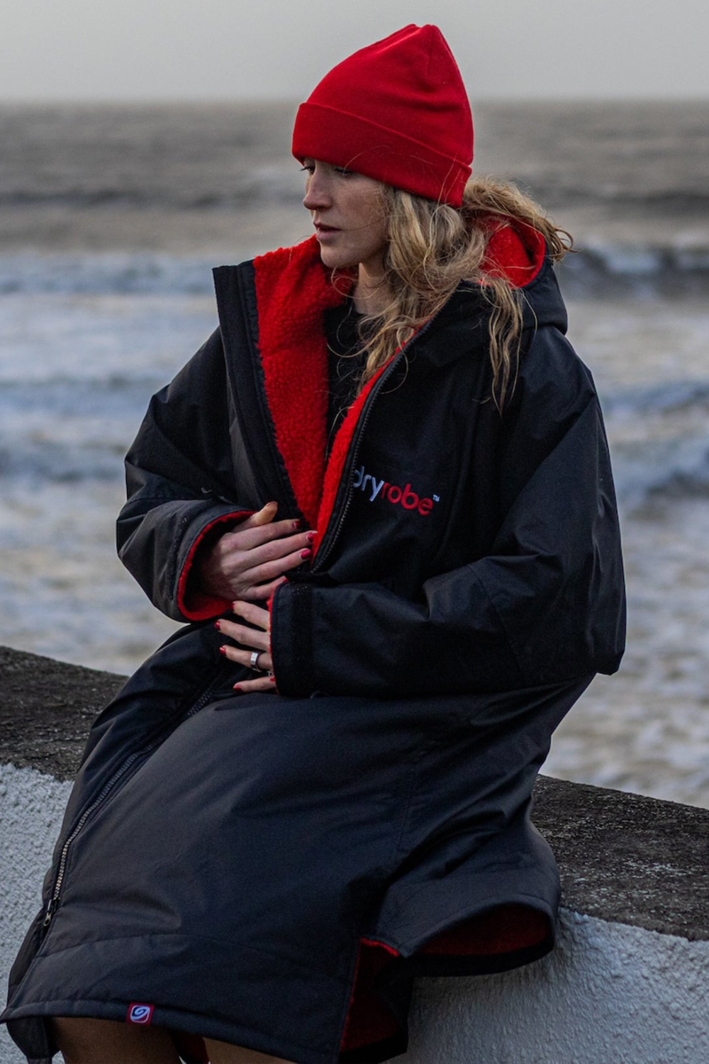 Dryrobe Adults Advance Long Sleeve Changing Robe Black/Red