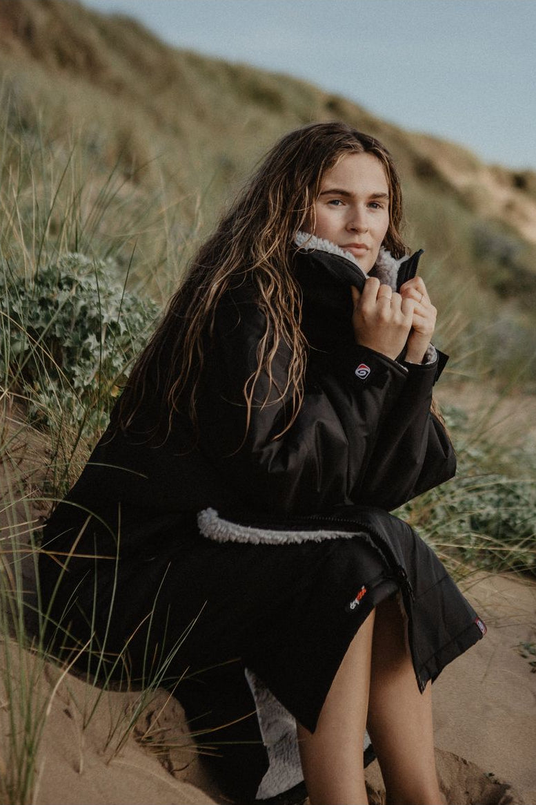 Dryrobe Adults Advance Long Sleeve Changing Robe  Black/Grey