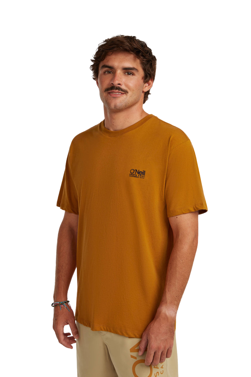 Person wearing a T-shirt in a rust colour with a small logo on chest